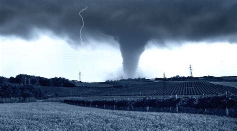 Tornadoes come in many sizes, but they typically take the form of a visible condensation funnel whose narrow end touches the earth and is. Sicherheit: So verhalten Sie sich richtig bei einem ...