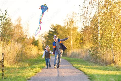 Drachen Steigen Lassen Im Herbst Kinder Spielen Mit Drachen Stock