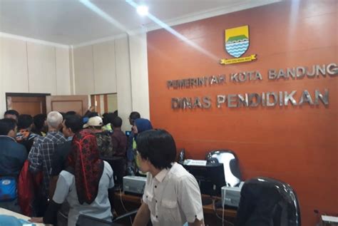 Kantor Disdik Kota Bandung Digeruduk Orang Tua Siswa Republika Online
