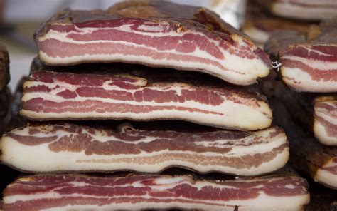 Here's the recipe to make and cure your own bacon. Making Bacon at Home [Homemade Bacon Recipe ...