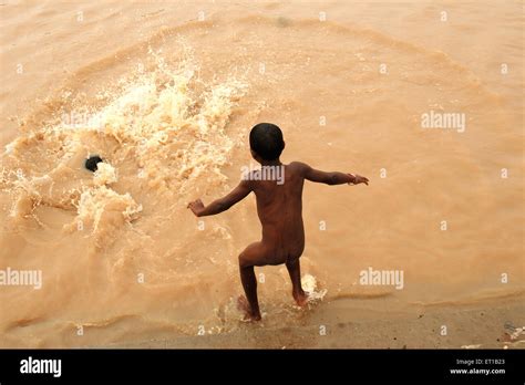 Nackter Junge Der Im Wasser Taucht Stockfotografie Alamy