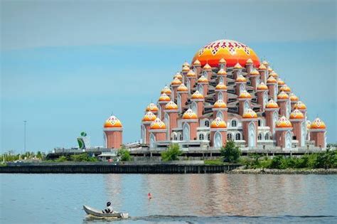 Pesona Kemegahan Arsitektur Masjid 99 Kubah Makassar