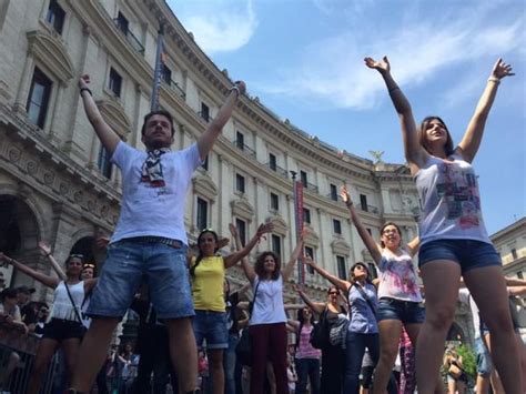 Similday Migliaia Di Fan Di Laura Pausini In Piazza Della Repubblica