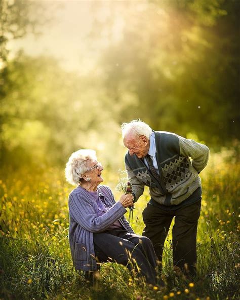 This Photographer Loves To Shoot Couples With Everlasting Love Cute Old Couples Elderly