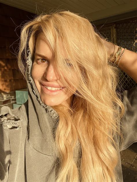 Jessica Simpson Divides Fans With No Makeup Instagram Photo