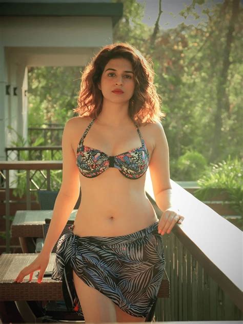 Indian Female Actress Shraddha Das Hot And Sexy Pictures