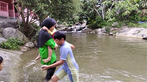 Activities and facilities here include camping, picnicking, bbqs and bathing in the clear cool water of natural river pools and rapids. Di Sungai Congkak - YouTube