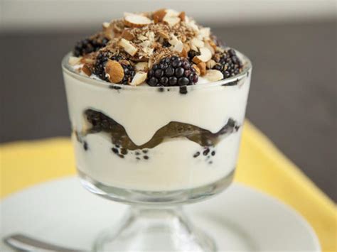 Blackberry Yogurt Parfait Recipe And Nutrition Eat This Much