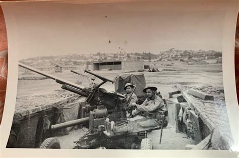 Original Ww2 Photo Showing Servicemen On A 37mm M1 Anti Aircraft Gun