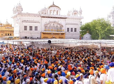 Sword Wielding Sikhs Clash At India S Golden Temple During Prayers
