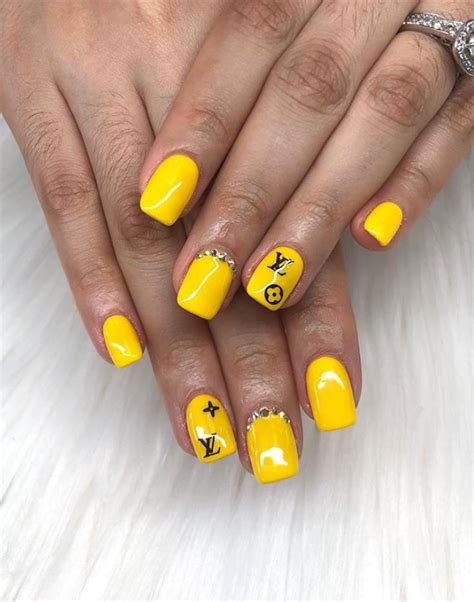 The Acrylic Short Yellow Nails That Fashion Experts Are Makingyou Are