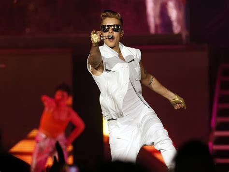 Op 8 en 9 oktober geeft justin bieber twee grote concerten in nederland. Fan detained after trying to grab Justin Bieber during ...