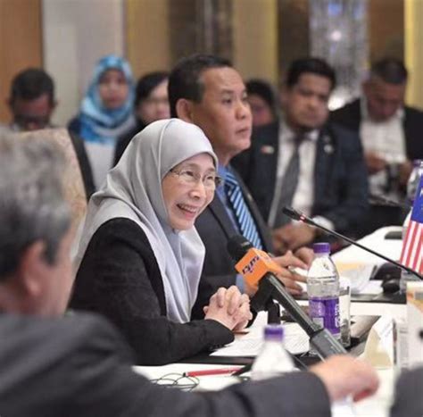 Wan azizah wan ismail isteri kepada datuk seri anwar ibrahim jangan lupa. Lawatan Rasmi TPM Datuk Seri Dr Wan Azizah Wan Ismail ...