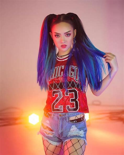 เรียกว่านาน ๆ จะได้เห็นมุมเซ็กซี่จริง ๆ สำหรับนักร้องสาว พลอยชมพู ญานนีนnbspที่แม้ว่าตอนนี้จะย้ายไปใช้ชีวิตอยู่ที่ประเทศเยอรมนีแล้ว… พลอยชมพู โต้อัปหน้าใหม่ แจงแค่เปลี่ยนสไตล์แต่งหน้า ยังไม่ ...