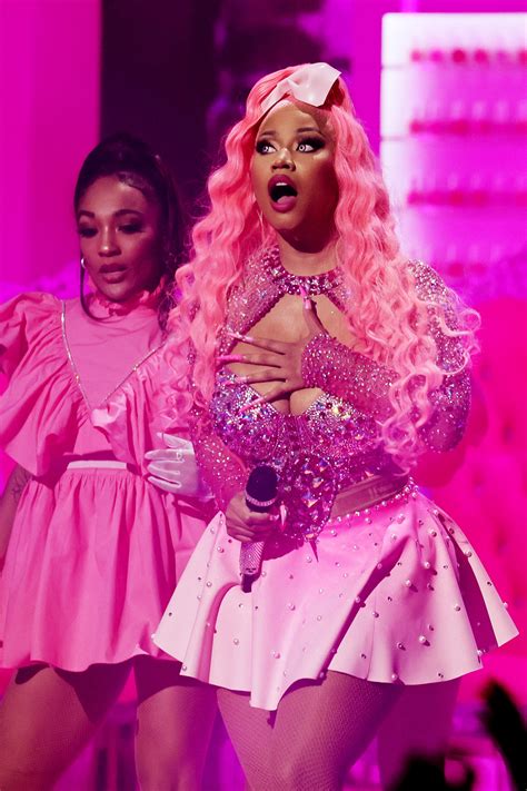 Nicki Minajs Bubblegum Wig And Massive Bow Threw It Back To Pink