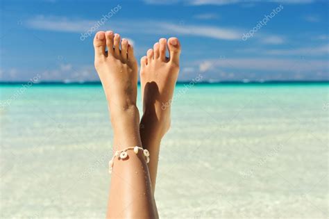 Ženské Nohy Na Pláži — Stock Fotografie © Haveseen 5814288