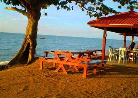 Suasana tepi pantai dan kawasan sekitar pengkalan balak. Chalet Pantai Suria Pengkalan Balak Melaka.