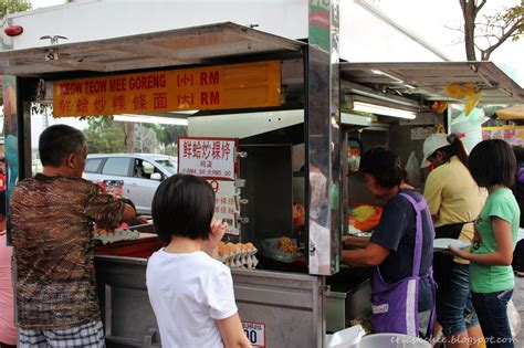 The malay stalls start on the left and meet in the middle with the chinese stalls. Travel the World: Setia Alam | 一个全馬最長的實地阿南夜市 The Longest ...