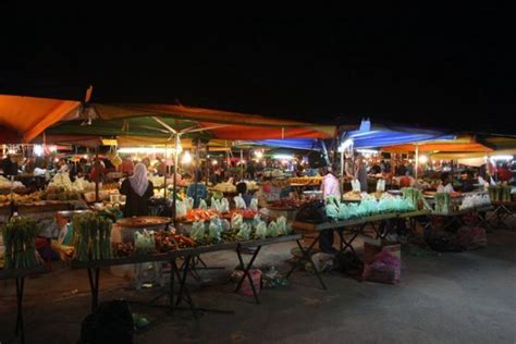 כדי לעזור לך להתמצא ברחבי קוטה קינבאלו, הנה שם העסק וכתובתו בשפה המקומית. Night market, Kota Kinabalu | Photo
