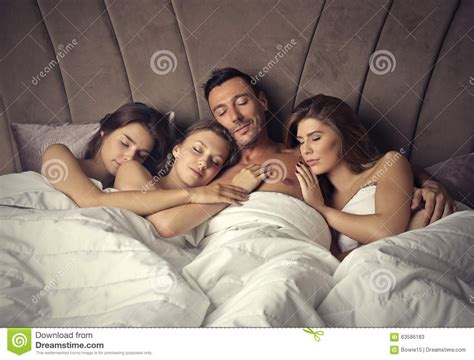 Homme Dormant Avec Trois Femmes Image Stock Image Du Amour Affaires