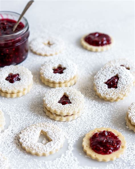 These Shortbread Linzer Cookies With Raspberry Jam Filling From