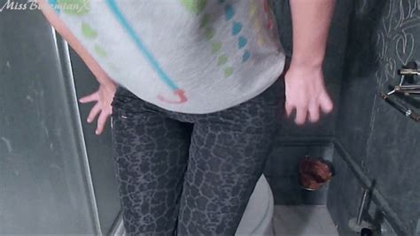 Quick Pee Dirty Pussy Peeing On Toilet Close Up SD 640x360 MP4
