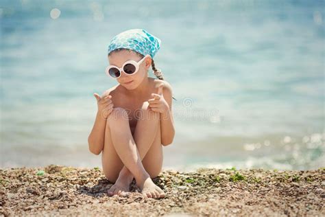 Urocza Mała Dziewczynka Bawić Się Z Piaskiem Na Perfect Tropikalnej Plaży Obraz Stock Obraz