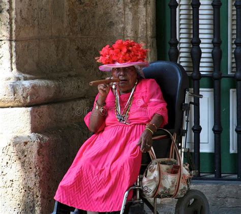 Vieja Señora Cubana Con Un Cigarro Cubano Foto De Archivo Editorial