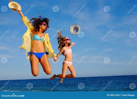 Szczęśliwe Dziewczyny Skacze Wpólnie Na Plaży Zdjęcie Stock Obraz