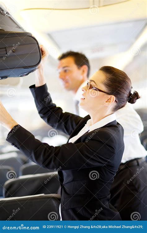 passager de aide de steward hôtesse de l air image stock image du bagages beau 23911921