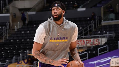 Anthony Davis Returns To Lakers Lineup Vs Mavs On Minutes Restriction