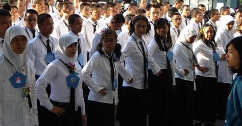 Lagu lagu darah juang diciptakan oleh johnsony atau lebih dikenal dengan john tobing, saat sirinya masih menjadi mahasiswa di yogyakarta. Download Lagu dan Lirik Lagu Mahasiswa Baru - Guntara.com