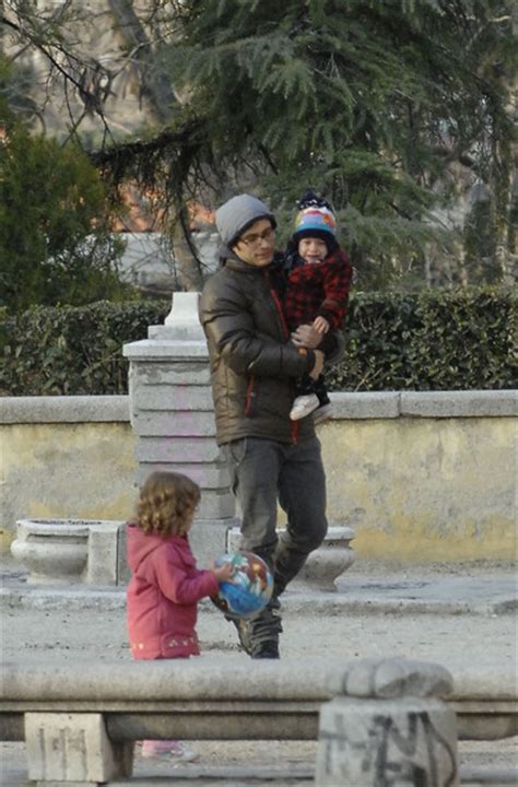 Posted by celebfan at 3:38 pm mar 1st. Lazaro Bernal in Gael Garcia Bernal Out with His Family ...