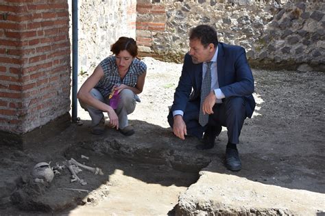 Sembrava di leggere la storia di maddie, la bimba inglese di 3 anni che scomparve a praia de luz, in portogallo, durante una vacanza il 3 maggio 2007 e che non fu più ritrovata. Scavi, scheletro di bambino ritrovato alle Terme Centrali