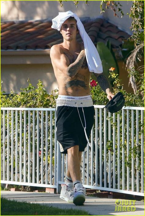 Shirtless Justin Bieber Shows Off Bulging Biceps And Toned Abs Photo 3966375 Justin Bieber