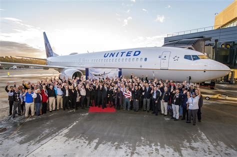 United Airlines Salutes Its Military Veteran Employees with Boeing 737 ...