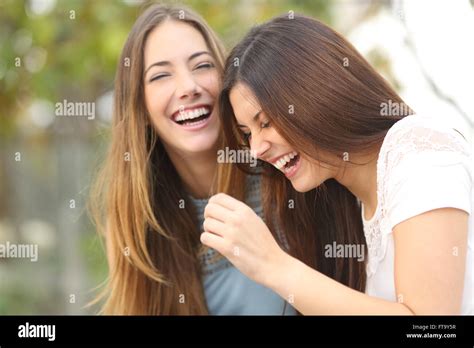 Friends Outside Happy Hi Res Stock Photography And Images Alamy