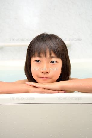 お風呂に入る女の子の写真素材 FYI00621369 ストックフォトのamanaimages PLUS