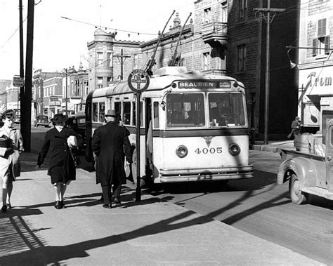 1944 trolleybus de montréal sur la rue beaubien old montreal vieux montréal montreal quebec