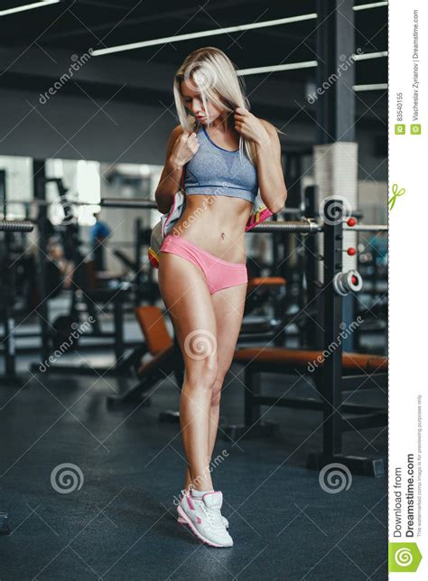 Fille Blonde Heureuse De Forme Physique Sexy Dans L Usage De Sport Avec