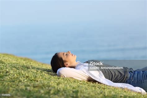 해 안에 있는 잔디에 편안한 여자 휴식에 대한 스톡 사진 및 기타 이미지 휴식 여자 호흡 운동 Istock