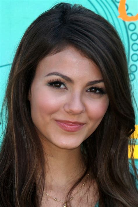 victoria justice arrives at the teen choice awards 2009 held at the gibson amphitheatre in