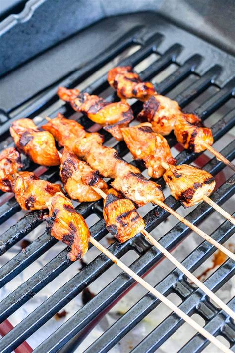 The meat is first marinated, then the taste is so similar that with the marinade and sauce you won't notice the difference. Chicken Satay Skewers - Fast Food Bistro