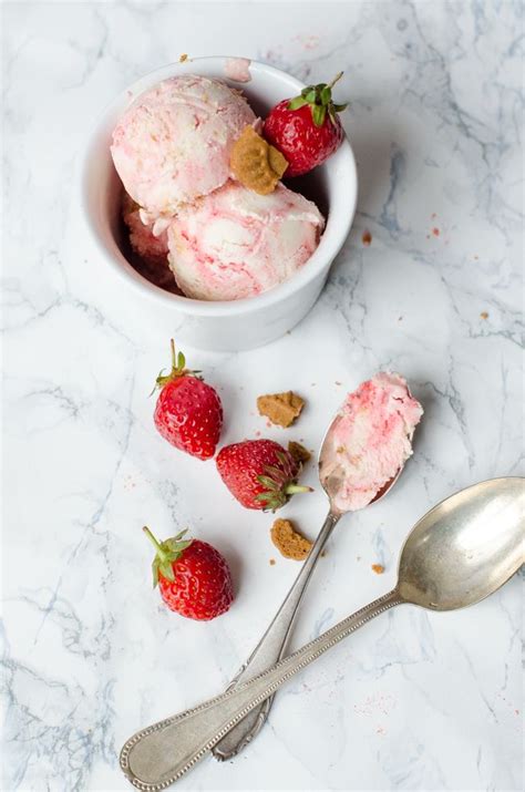 C'est mon deuxième cheesecake et cette recette est de loin la meilleure. glace cheesecake (citron, fraise) / Cerise et Praline ...