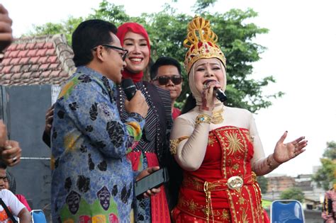 Elvi Sukaesih Dan Wali Kota Malang Duet Nembang Cuma Kamu