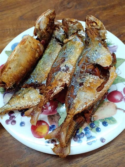 2 ekor ikan kerkitok, bisa ikan lain, 2 bh bawang merah, 2 siung bawang putih, 1 sendok lada, 1 ruas laos, 1 ruas jahe, 3 irisan asam kandis, 2 batang serei, 5 buah cengkeh, 1 buah tomat, secukupnya garam, secukupnya air. Pulut Gaul Nyior Dengan Ikan Rebus Goreng, Resepi ...