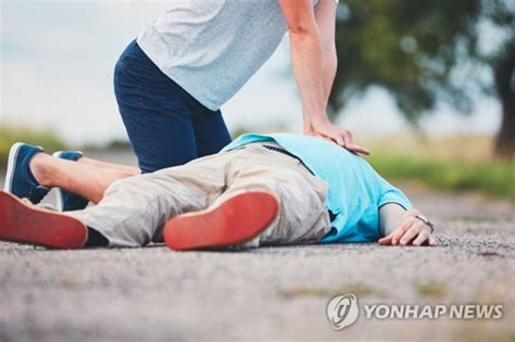 식당서 쓰러진 40대 통영해경 직원의 심폐소생술로 목숨 구해 한국경제