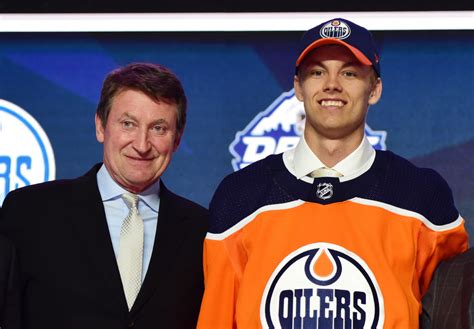 Wayne Gretzky Steps Down From Edmonton Oilers The Hockey News