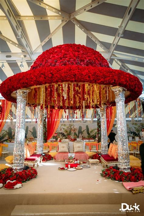 All our mandaps are decorated with fresh flowers. 12 Awe-Inspiring Wedding Mandap Decoration with Flowers ...