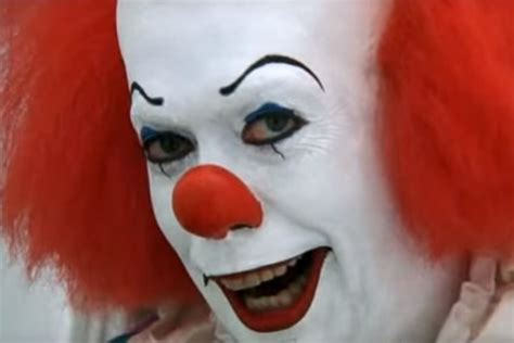 Ça De Stephen King Le Terrifiant Clown Du Remake Dévoile Son Costume